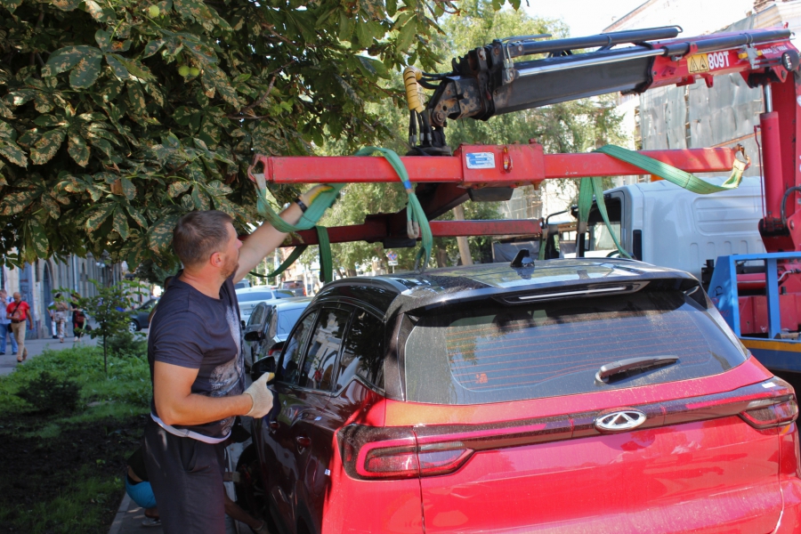 В Саратове неправильную парковку фиксируют спецмашина и человек с планшетом