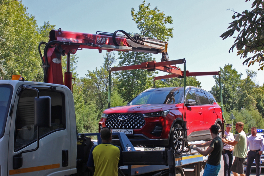 В Саратове неправильную парковку фиксируют спецмашина и человек с планшетом