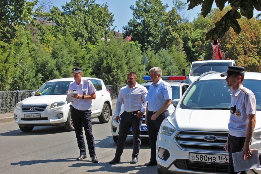 В Саратове неправильную парковку фиксируют спецмашина и человек с планшетом