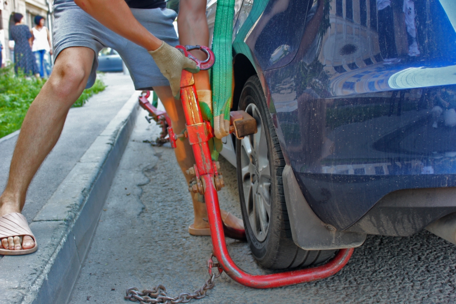 В Саратове неправильную парковку фиксируют спецмашина и человек с планшетом