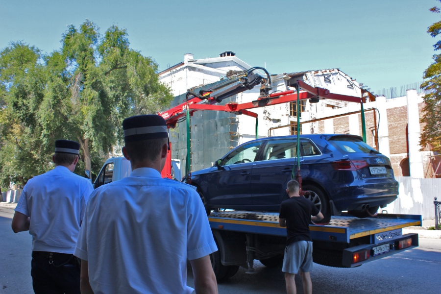 В Саратове неправильную парковку фиксируют спецмашина и человек с планшетом