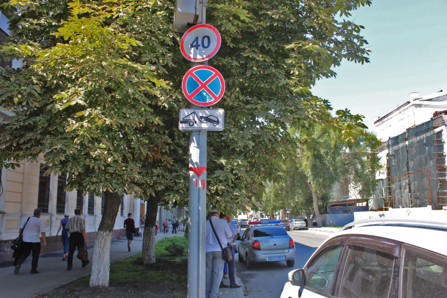 В Саратове неправильную парковку фиксируют спецмашина и человек с планшетом