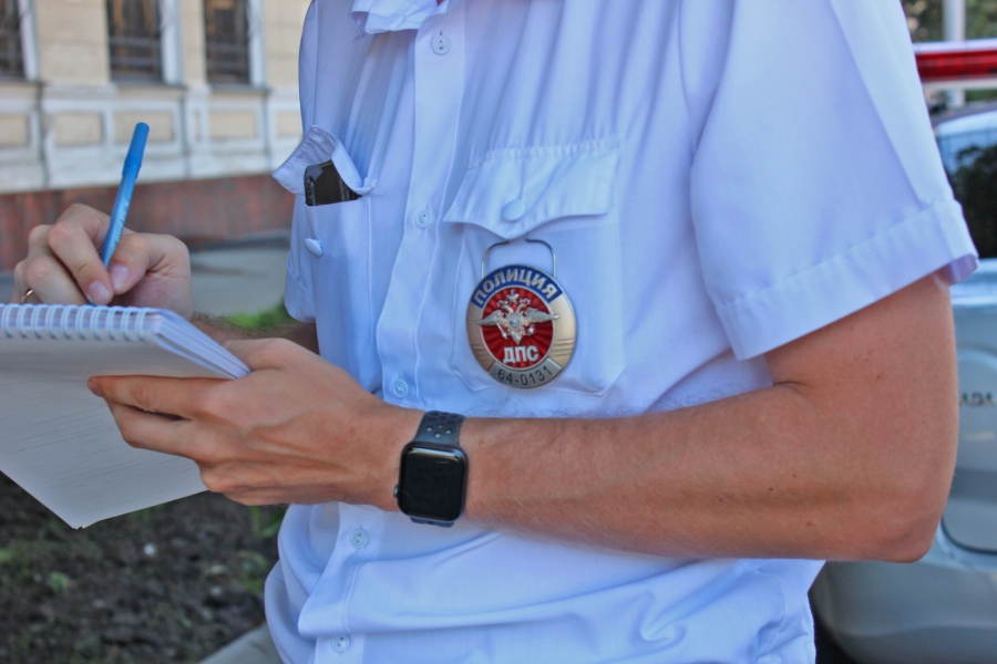 В Саратове неправильную парковку фиксируют спецмашина и человек с планшетом