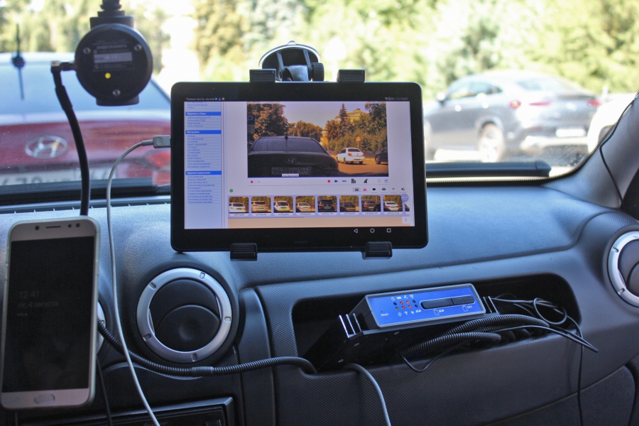 В Саратове неправильную парковку фиксируют спецмашина и человек с планшетом