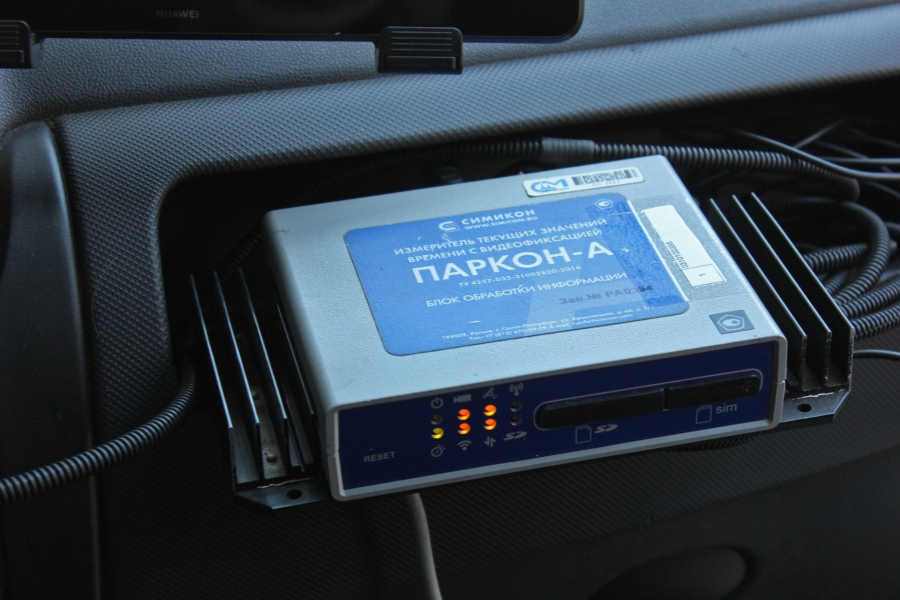 В Саратове неправильную парковку фиксируют спецмашина и человек с планшетом