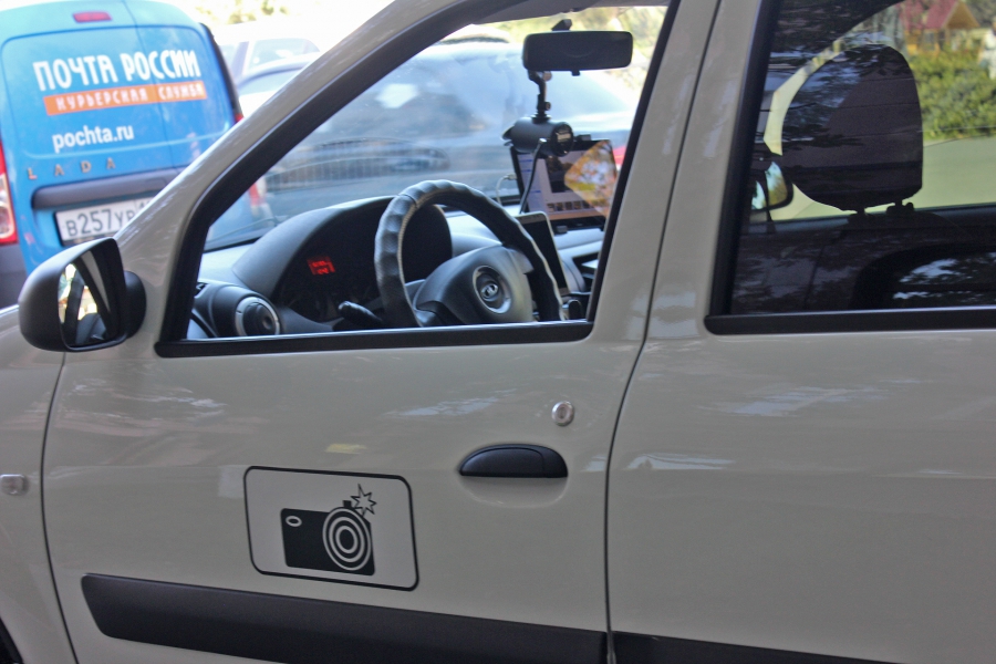 В Саратове неправильную парковку фиксируют спецмашина и человек с планшетом