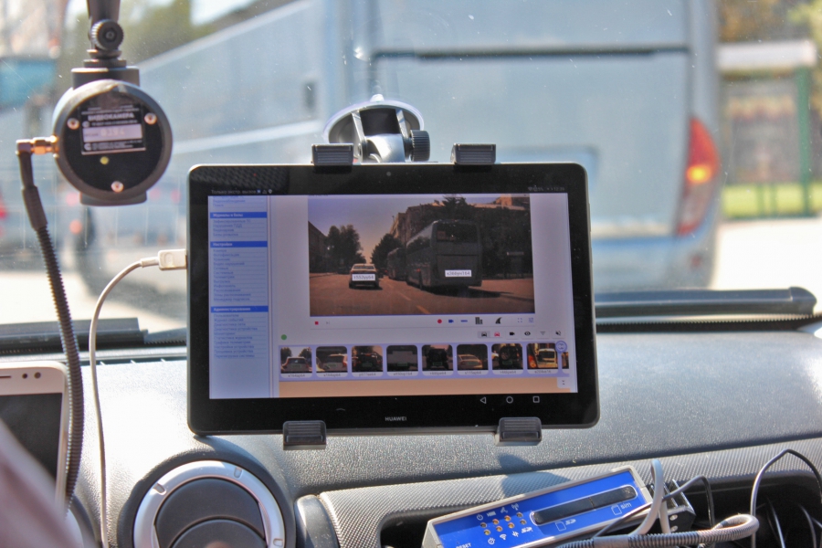 В Саратове неправильную парковку фиксируют спецмашина и человек с планшетом