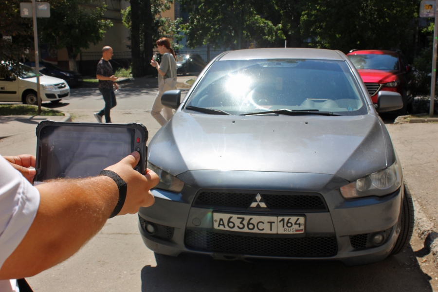 В Саратове неправильную парковку фиксируют спецмашина и человек с планшетом