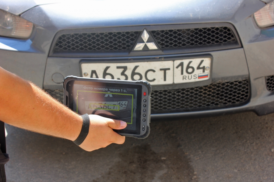 В Саратове неправильную парковку фиксируют спецмашина и человек с планшетом