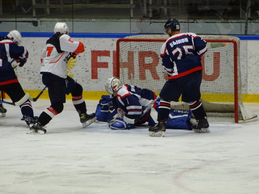 Хоккеисты МХК «Кристалл» в Саратове обыграли чемпиона