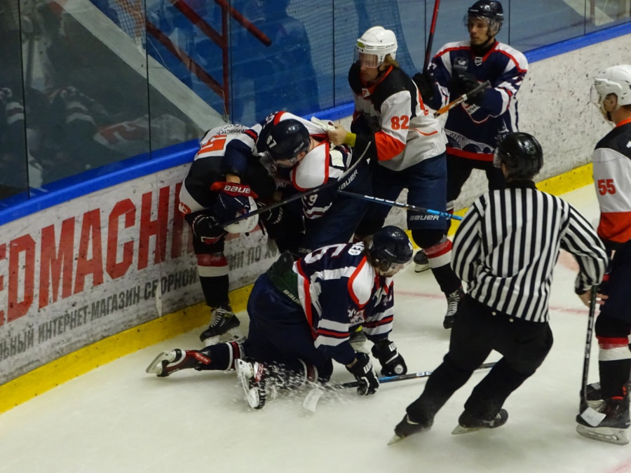 Хоккеисты МХК «Кристалл» в Саратове обыграли чемпиона