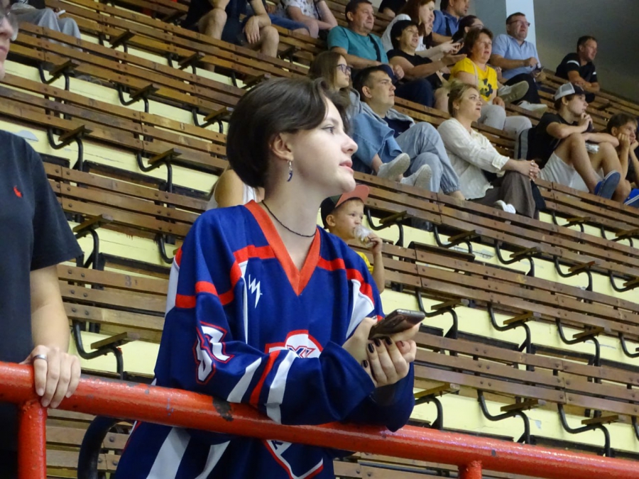 Хоккеисты МХК «Кристалл» в Саратове обыграли чемпиона