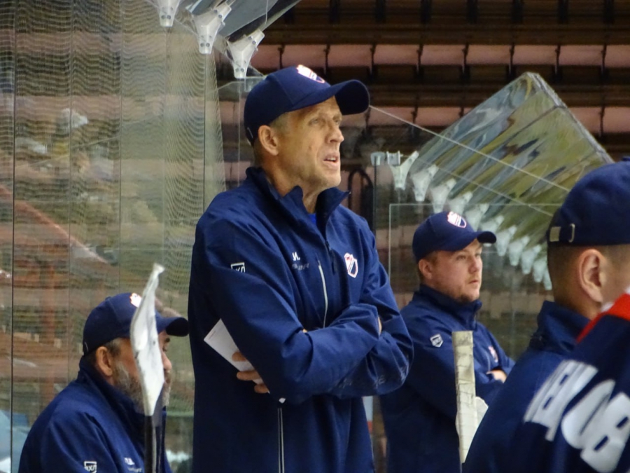 Хоккеисты МХК «Кристалл» в Саратове обыграли чемпиона