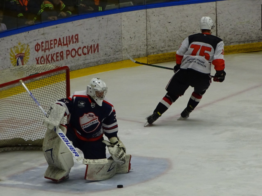 Хоккеисты МХК «Кристалл» в Саратове обыграли чемпиона