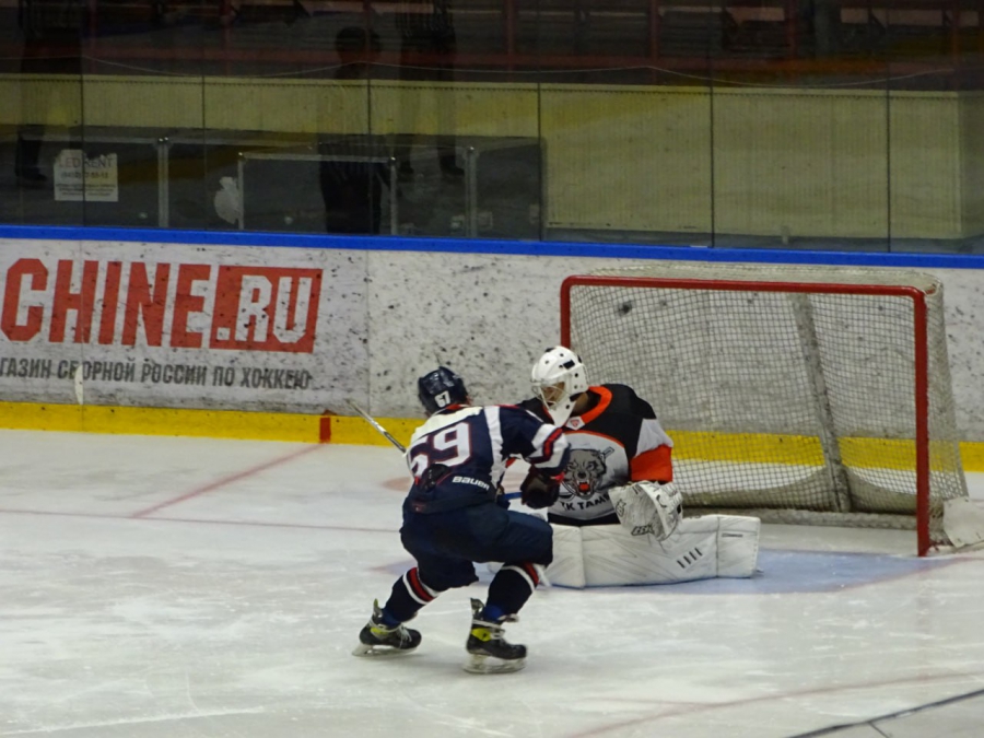 Хоккеисты МХК «Кристалл» в Саратове обыграли чемпиона