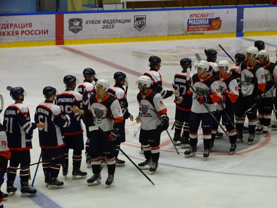 Хоккеисты МХК «Кристалл» в Саратове обыграли чемпиона