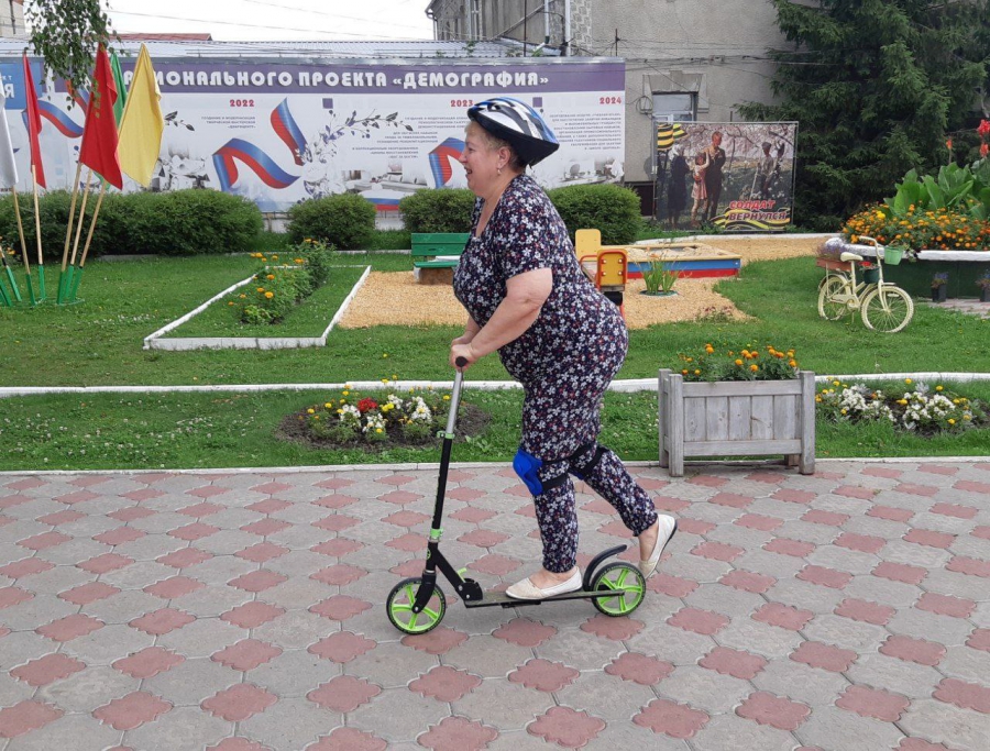 Ртищевские пенсионеры в центрах соцобслуживания начали осваивать самокаты