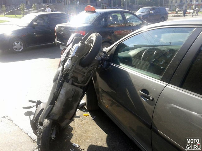 У здания ТЮЗа столкнулись иномарка и скутер