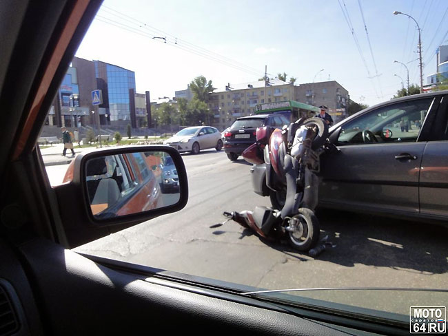У здания ТЮЗа столкнулись иномарка и скутер
