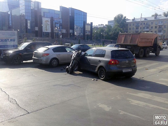 У здания ТЮЗа столкнулись иномарка и скутер