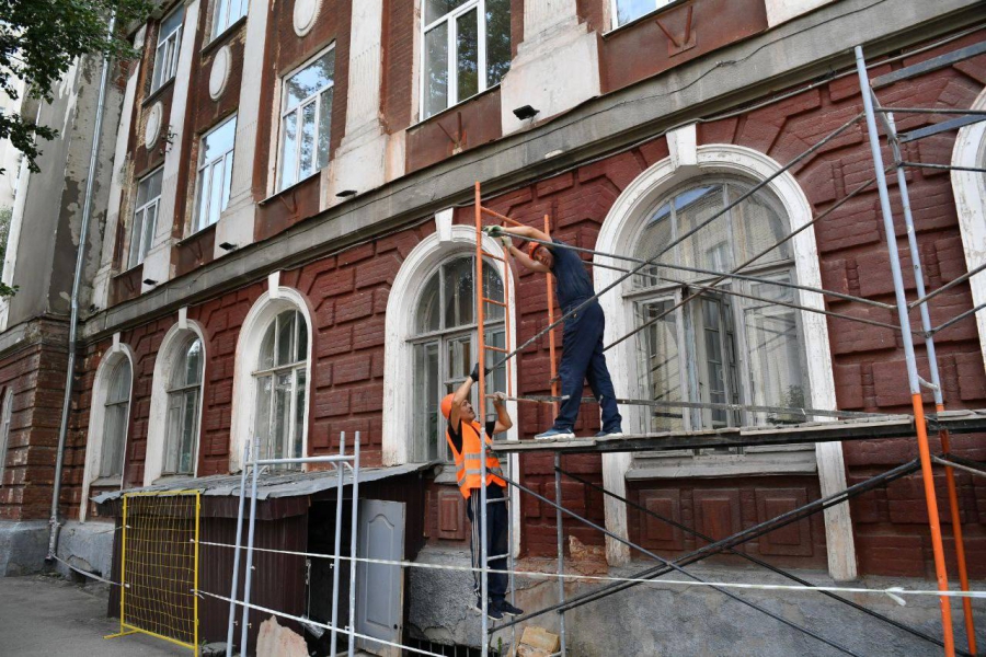 В Саратове школу №2 закрыли на капремонт. Учеников перевели в другое здание