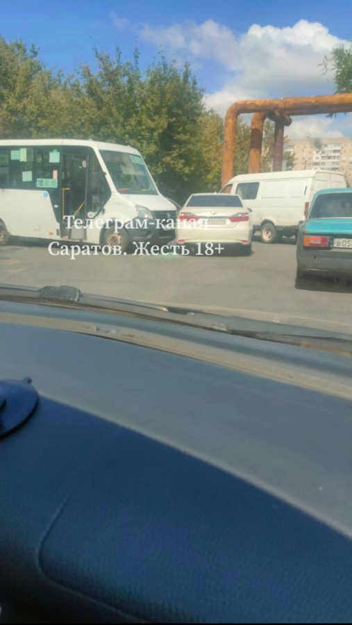 Саратовцы жалуются на водителей маршруток: ездят на «красный», устраивают ДТП
