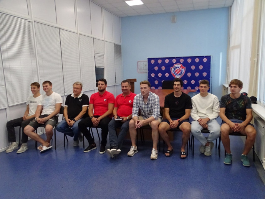 «Кристалл» отремонтировал Ледовый и создал новую команду