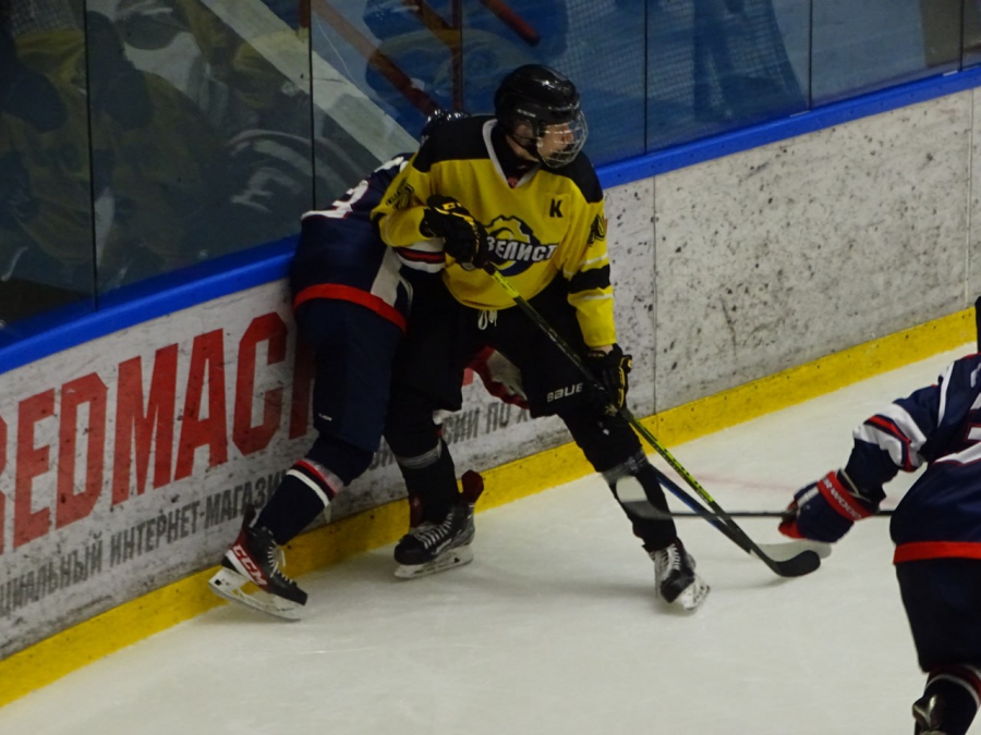 Саратовские и пензенские хоккеисты устроили драки и заработали 176 минут штрафа