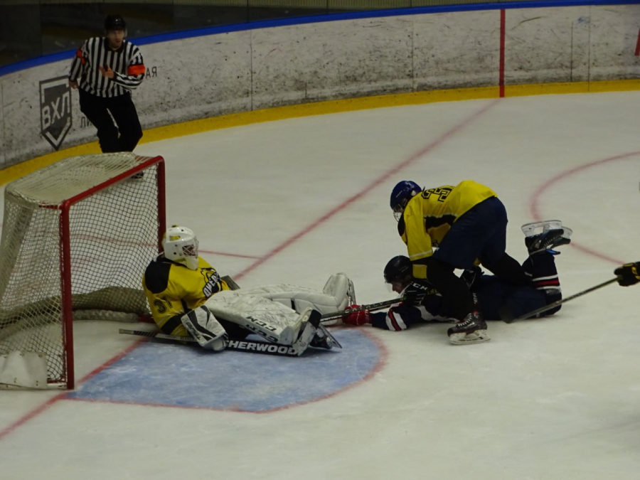 Саратовские и пензенские хоккеисты устроили драки и заработали 176 минут штрафа