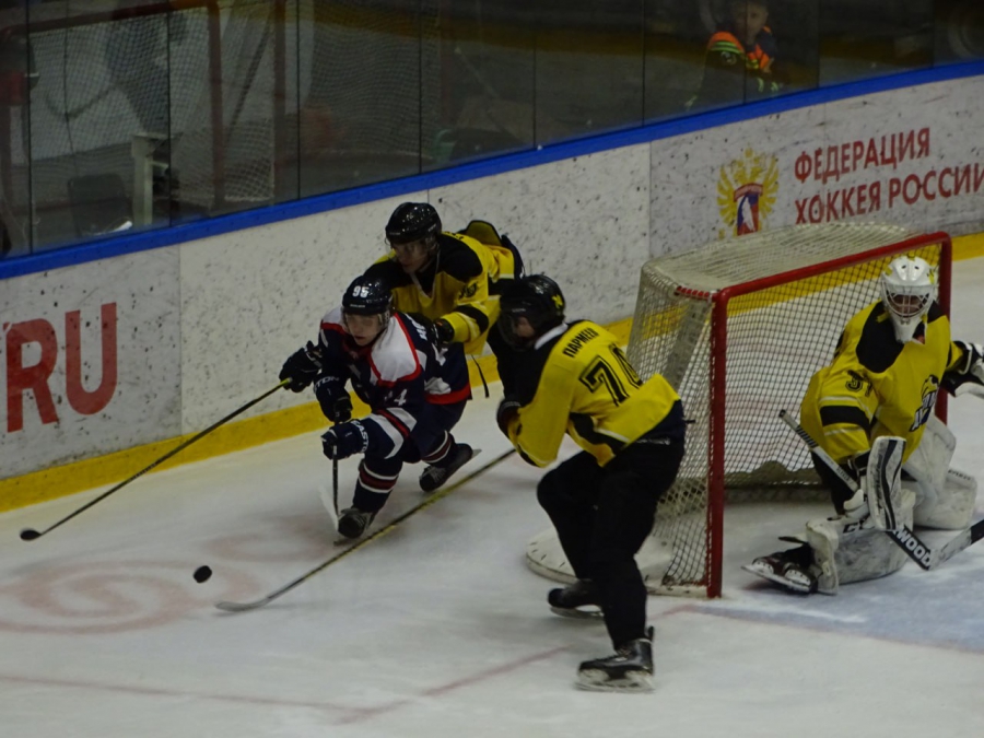 Саратовские и пензенские хоккеисты устроили драки и заработали 176 минут штрафа