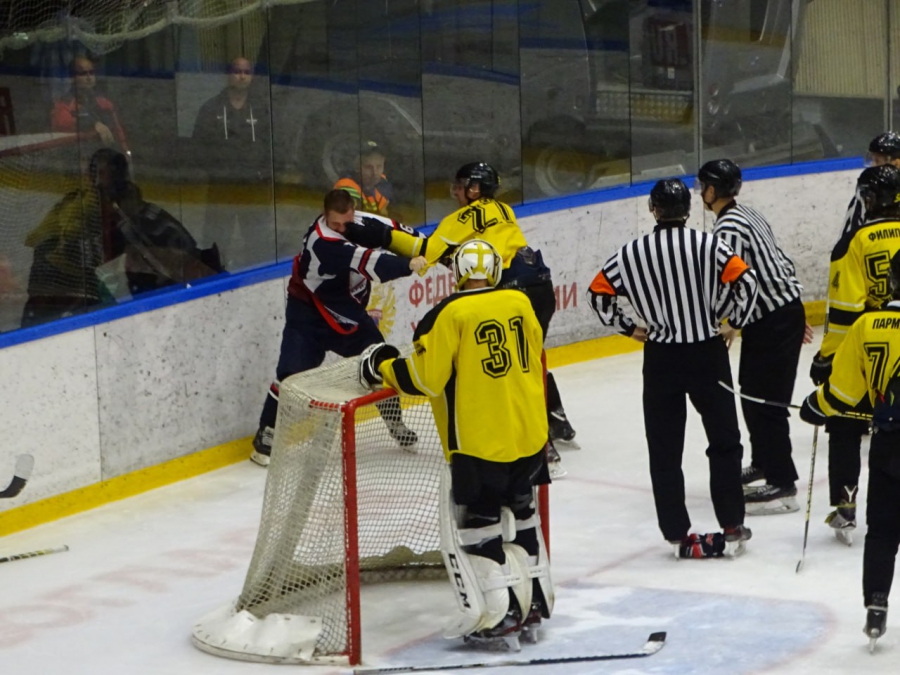 Саратовские и пензенские хоккеисты устроили драки и заработали 176 минут штрафа