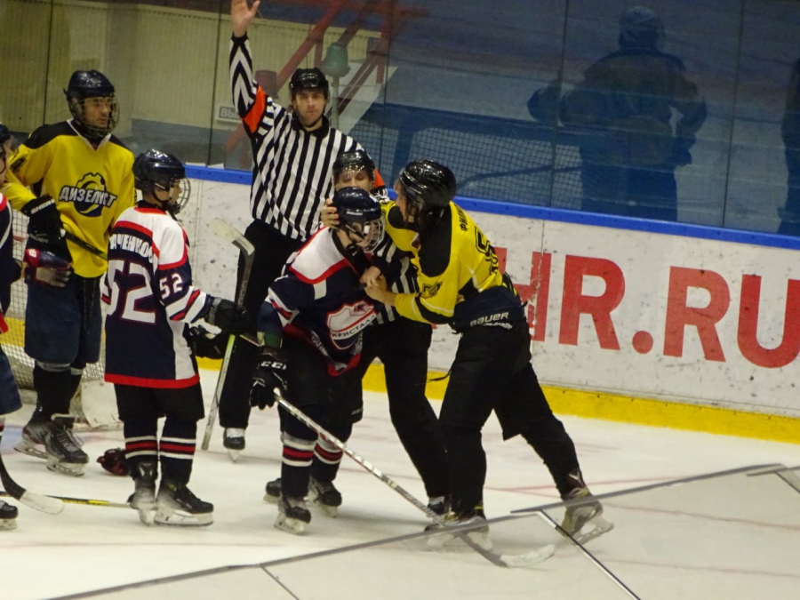 Саратовские и пензенские хоккеисты устроили драки и заработали 176 минут штрафа