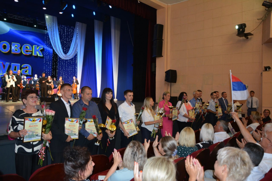 В Энгельсском районе наградили 15 победителей конкурса мастерства «Человек труда»