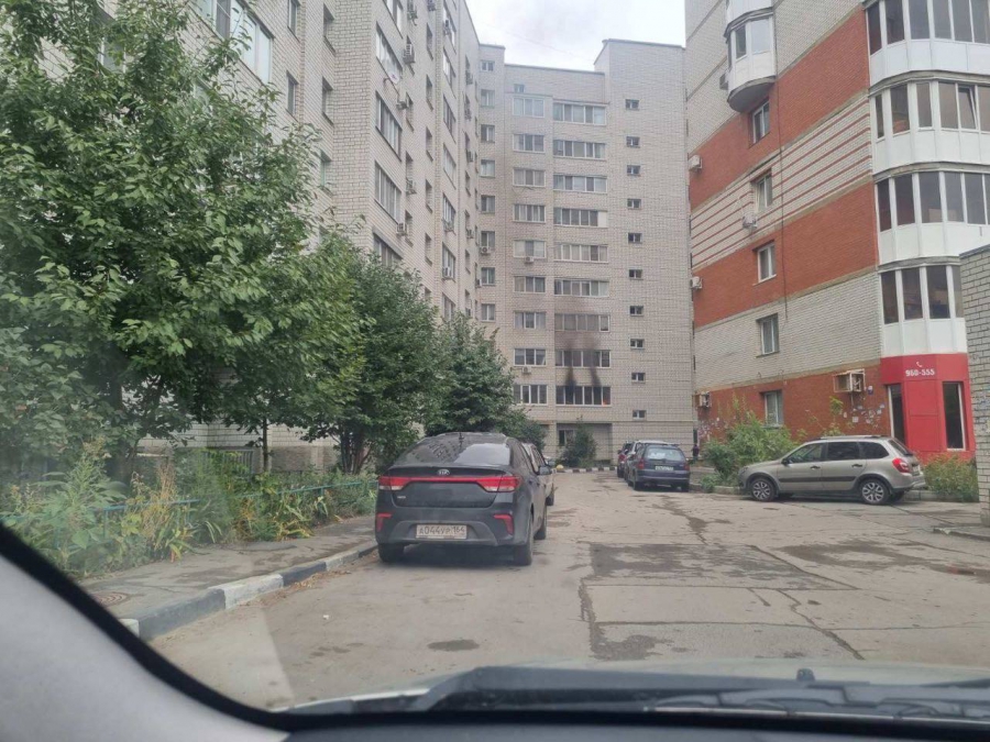 На Барнаульской огнеборцы из-за пожара в 10-этажном доме эвакуировали 8 человек