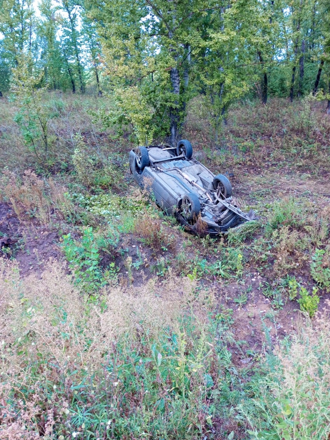 В Самойловском районе пассажир «Гранты» пострадал при опрокидывании на крышу