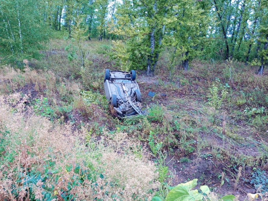 В Самойловском районе пассажир «Гранты» пострадал при опрокидывании на крышу