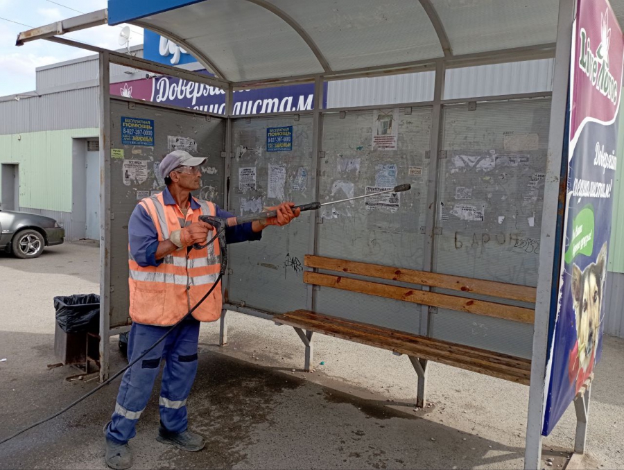 В Энгельсе из-за энтеровируса начали дезинфицировать остановочные павильоны