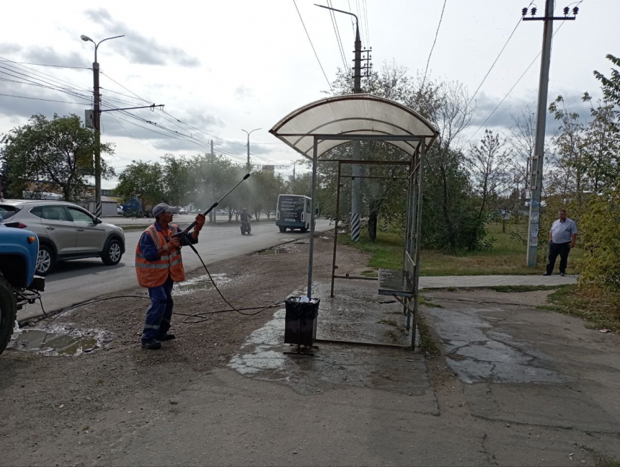 В Энгельсе из-за энтеровируса начали дезинфицировать остановочные павильоны