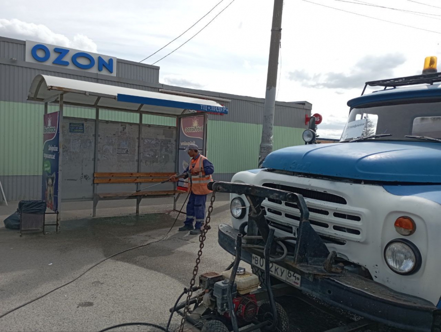 В Энгельсе из-за энтеровируса начали дезинфицировать остановочные павильоны