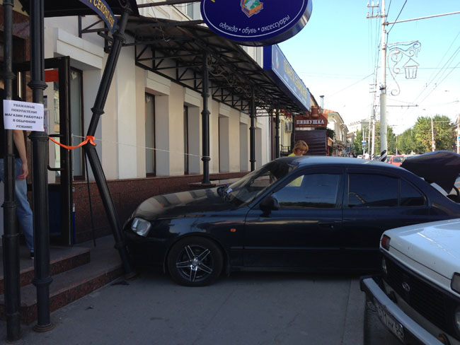 На Московской иномарка въехала в крыльцо магазина «Планета Секонд Хенд»
