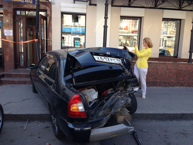 На Московской иномарка въехала в крыльцо магазина «Планета Секонд Хенд»
