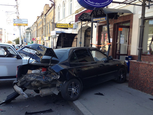 На Московской иномарка въехала в крыльцо магазина «Планета Секонд Хенд»