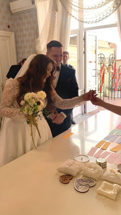 В саратовском ЗАГСе молодоженам устроили экзамены по биологии и физике