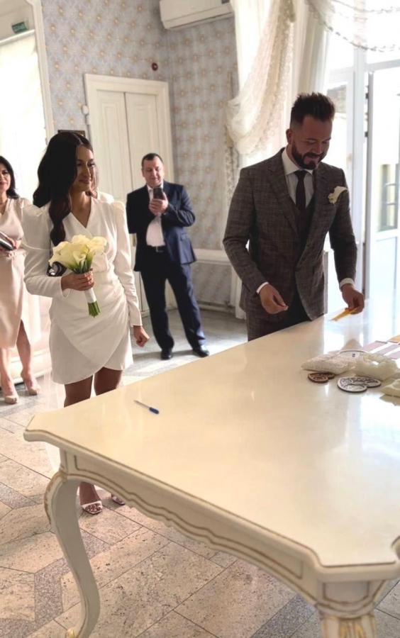 В саратовском ЗАГСе молодоженам устроили экзамены по биологии и физике