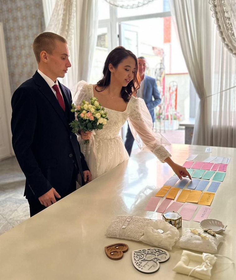 В саратовском ЗАГСе молодоженам устроили экзамены по биологии и физике