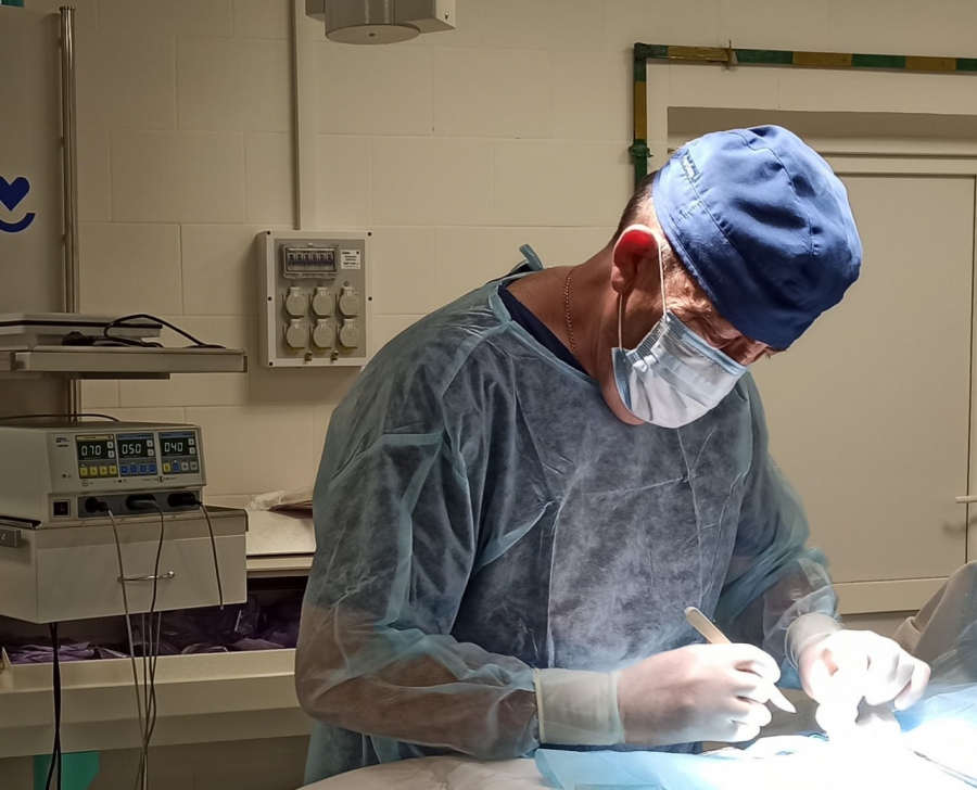 Хирург поликлиники в Саратове вытащил из плеча бойца СВО осколок снаряда