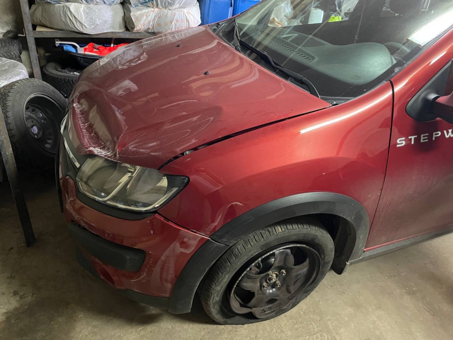 В Саратове 20-летнего водителя «Рено» задержали за снос инсталляции «Я дома»