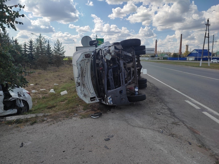 На Энтузиастов водитель «Гранты» попал в больницу после ДТП с «КамАЗом»