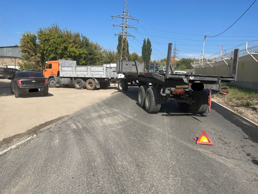 На Энтузиастов водитель «Гранты» попал в больницу после ДТП с «КамАЗом»