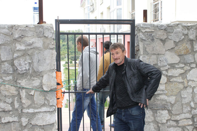 В противостоянии приставов и жильцов таунхаусов пролилась кровь